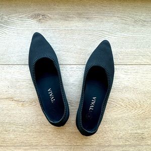 Vivaia Black Pointed-Toe Ballet Flat